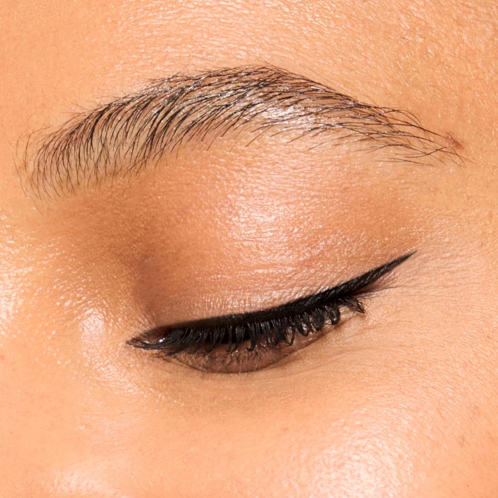 honest-beauty-longlasting-liquid-eyeline-4.jpg